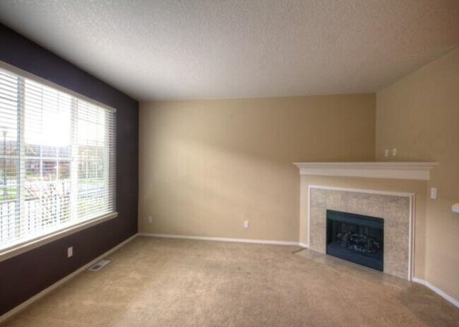 Building Photo - Corner 2 Bed 2.5 Bath Townhome - Garage an...