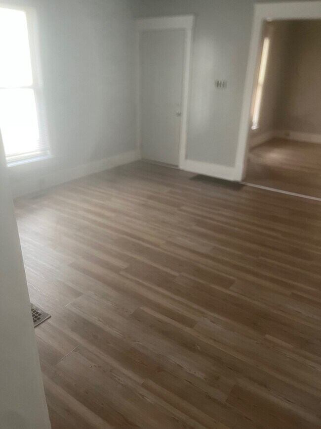 Foto del edificio - 613 N Metcalf St