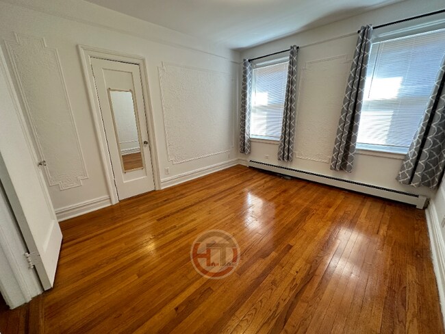 Foto del edificio - 2440 Laconia Ave