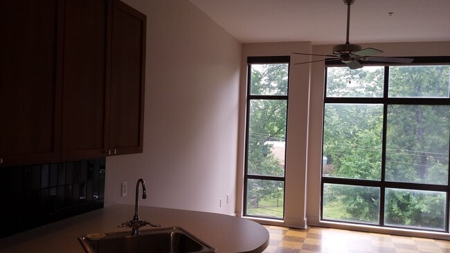 Foto del edificio - 514 W 10th St