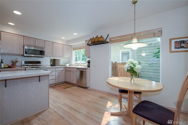 Building Photo - Elegant 3-Bedroom Home with Private Deck & Greenbelt Views!