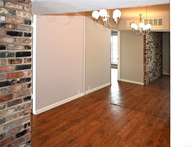 Building Photo - 2101 Fountain View Dr