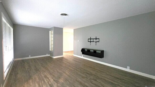 Foto del edificio - 344 Burgess Pl