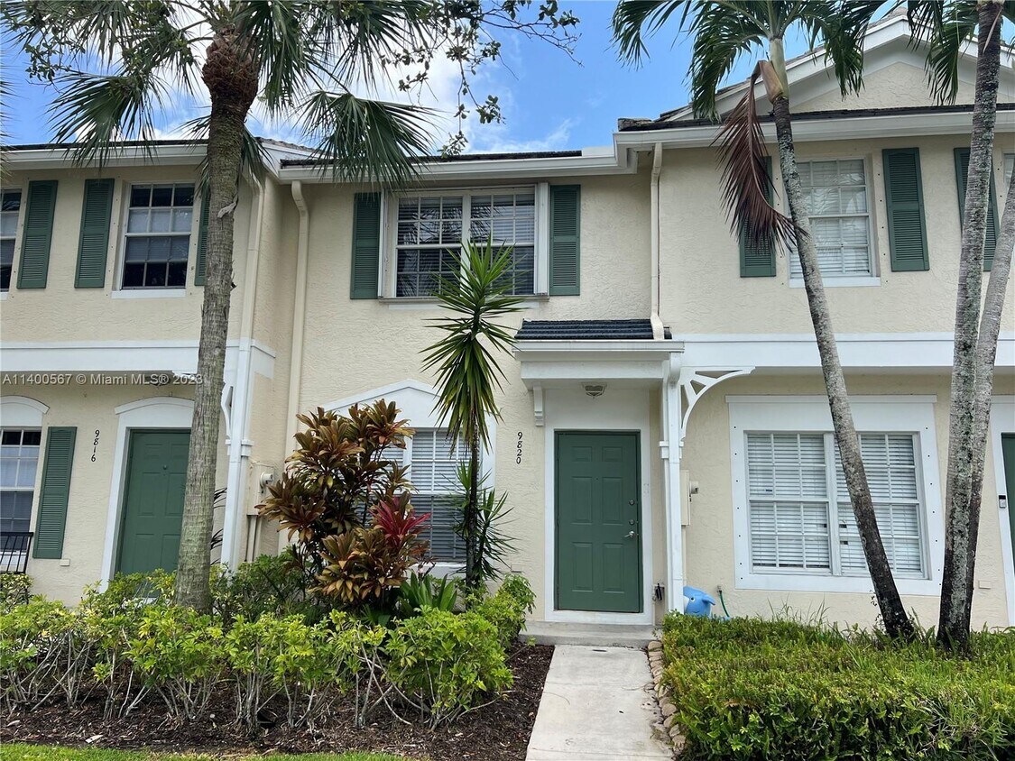 Foto principal - 9820 NW 56th Pl
