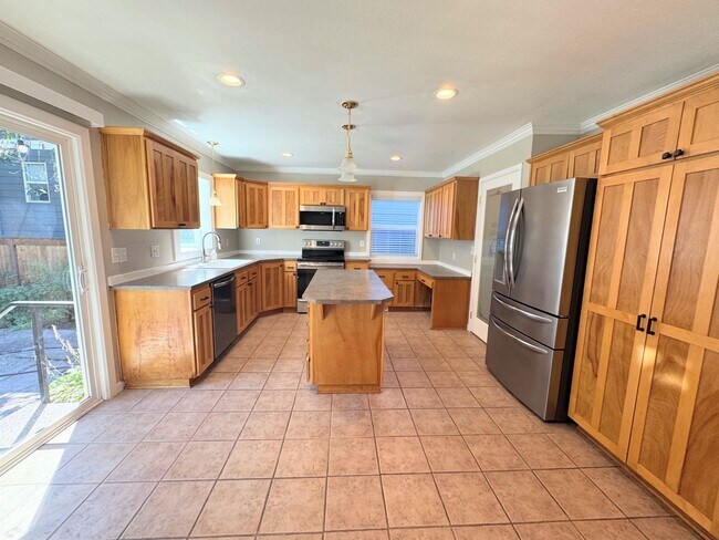 Building Photo - Gardener's Delight 4 Bed, 2.5 Bath House w...