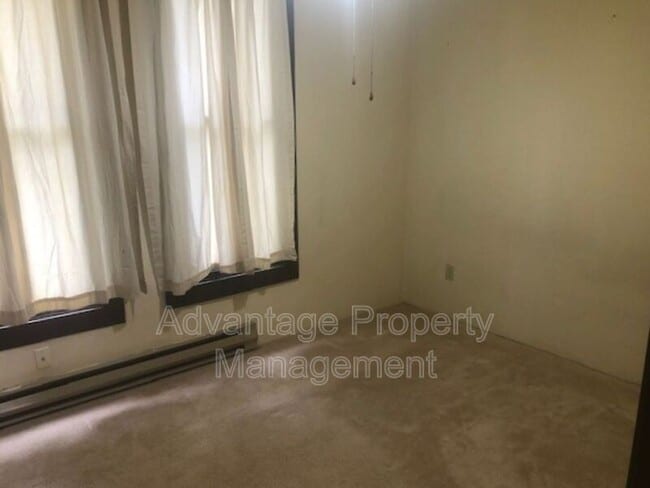 Building Photo - 522 Calapooia St SW