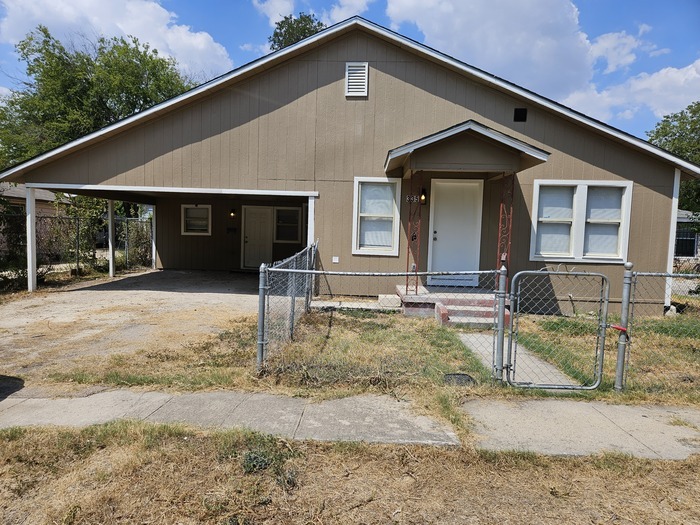 Primary Photo - Spacious, remodeld 1/1 duplex