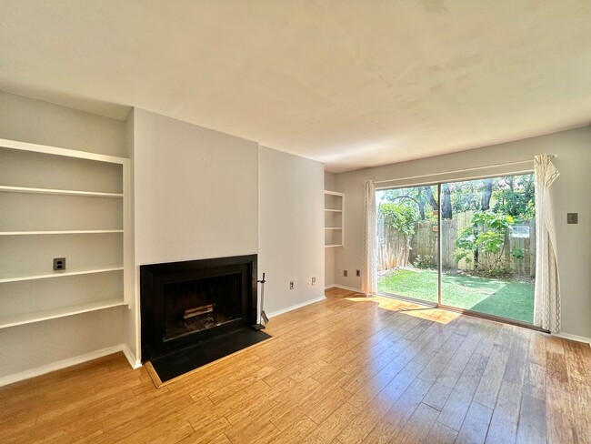 Foto del edificio - Stylish 3BR, 2.5BA Home with Fenced Backya...