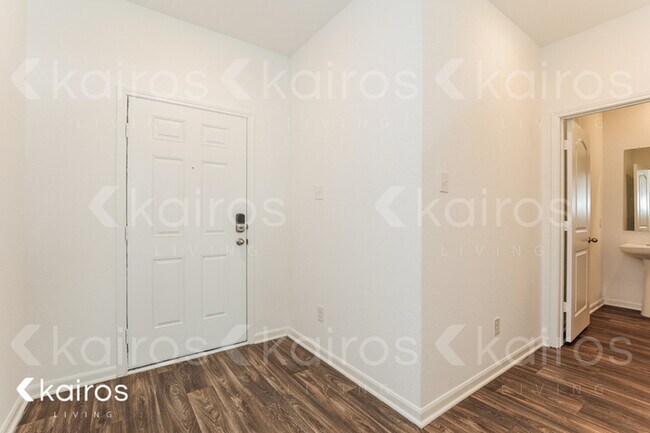 Building Photo - 930 Shady Brook