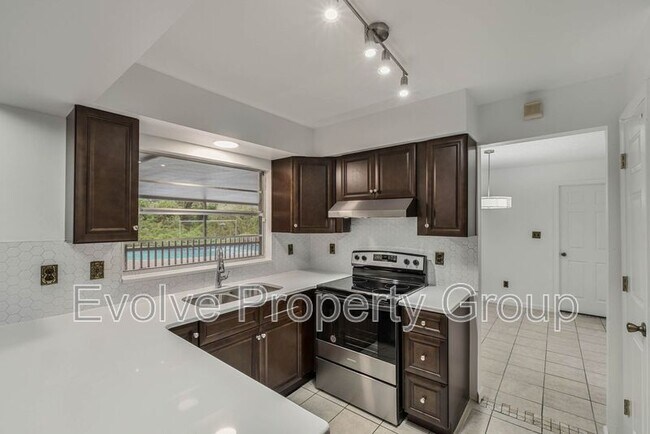 Photo - 724 Forest Glen Ct House