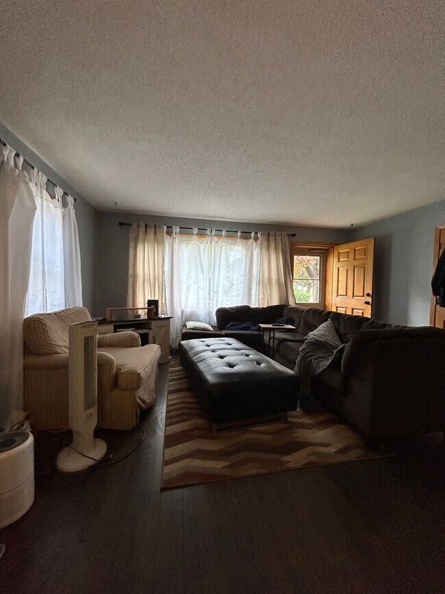 Foto del edificio - 5 Bedroom 3 Bathroom House in Weigent Hogan!
