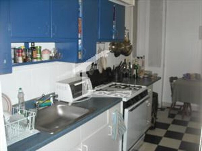 Building Photo - Comm Ave 1 Bed Available 11/1/25