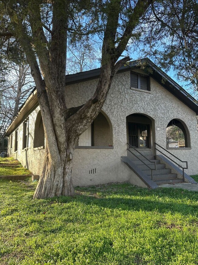 Foto del edificio - Charming 2-Bedroom Brick Home with Classic Features