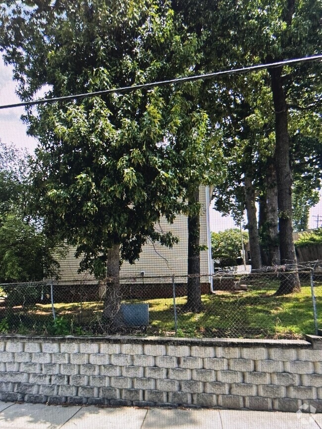 Building Photo - 1630 Spring Garden St