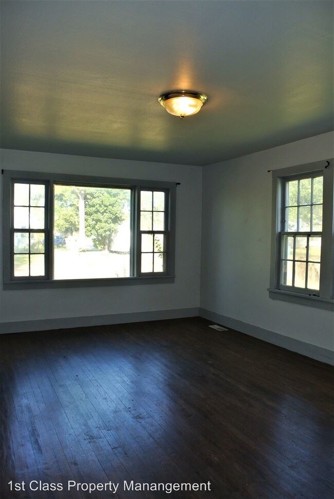 Building Photo - 3 br, 1 bath House - 222 N C st