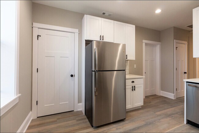 Building Photo - 3549 N Hamlin Ave