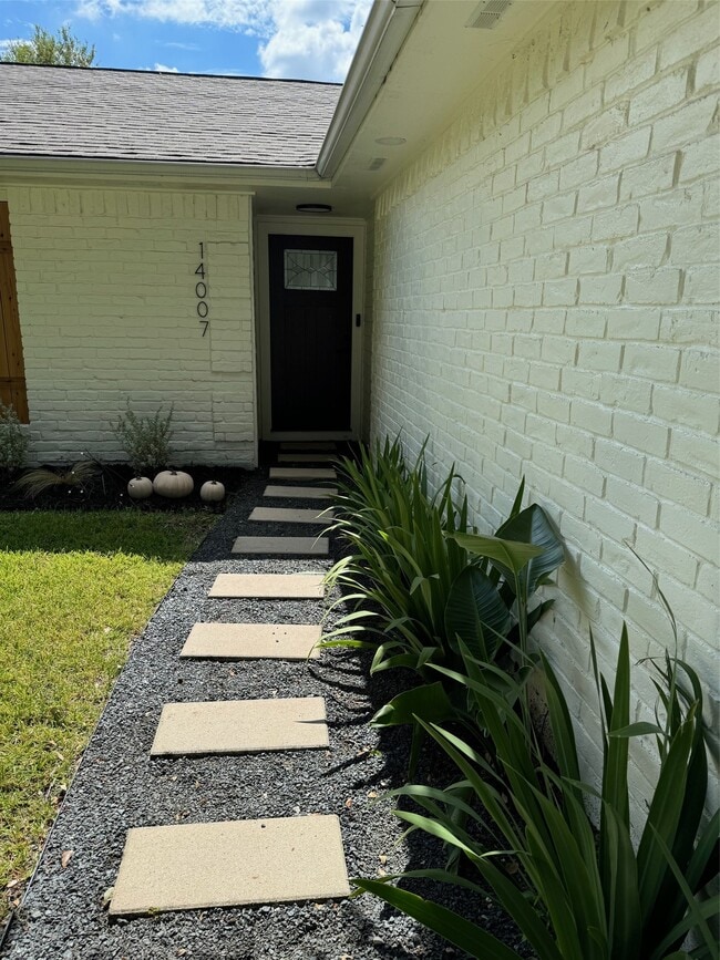 Foto del edificio - 14007 Dominique Dr