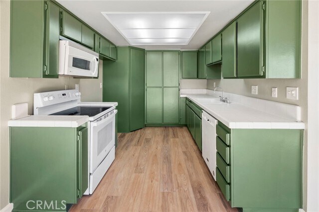 Foto del edificio - 15000 Halldale Ave