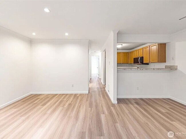 Foto del edificio - Modern First-Floor 1BR Condo | Near Totem Lake, Juanita Beach & Major Tech Employers