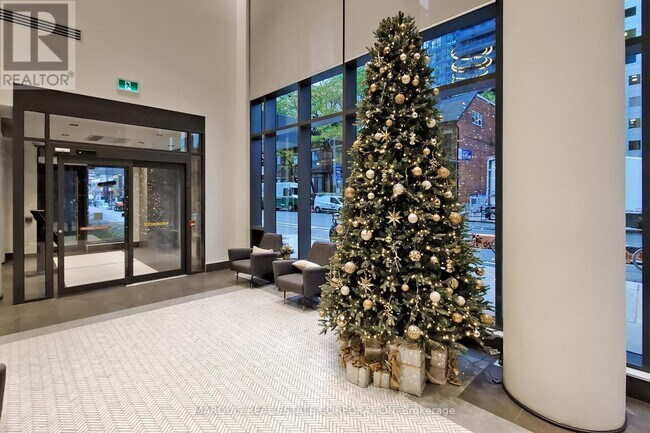 Photo du bâtiment - 330 Richmond St W