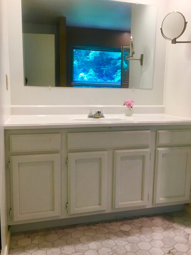 Baño principal en suite con ducha y bañera de jardín - 840 Cherry Ave NE