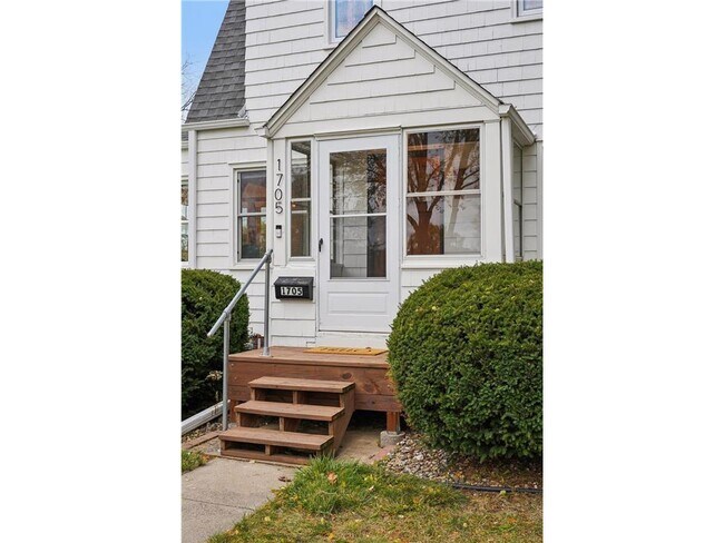 Foto del edificio - 1705 Ivy Ave E