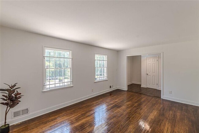 Foto del edificio - 2851 Lloyd Rd