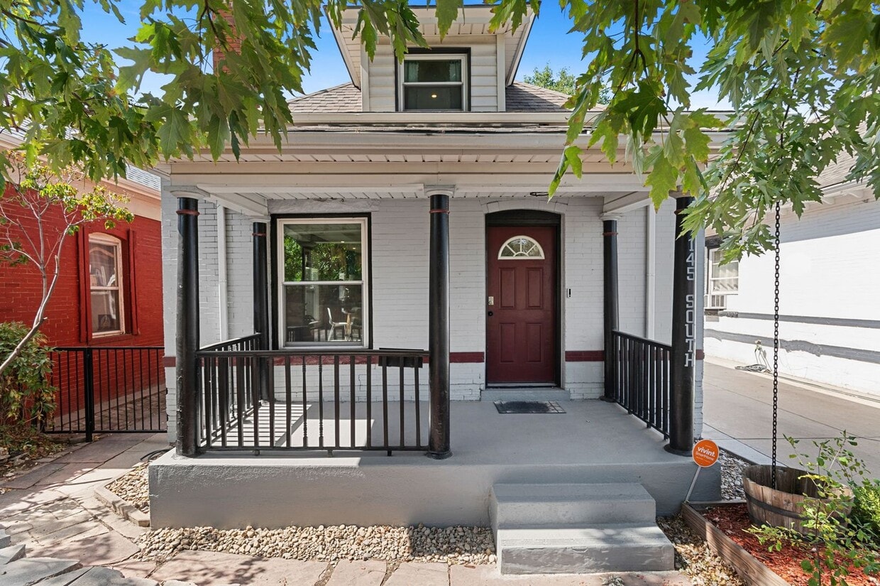 Available NOW! 3 Bedroom 1 Bath Home in Denver! - Available NOW! 3 Bedroom 1 Bath Home in Denver!