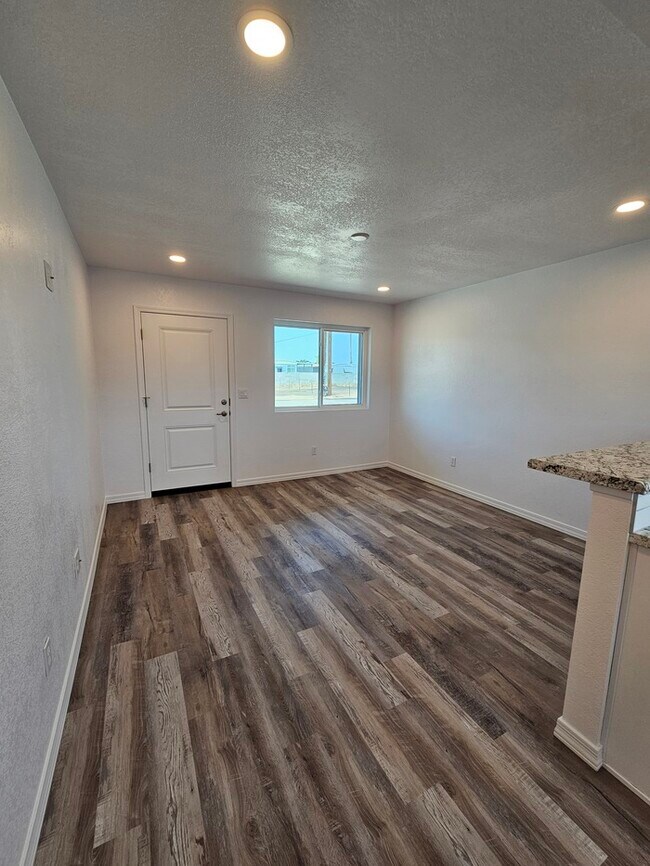 Building Photo - Completely Updated 1 bed 1 bath with yard