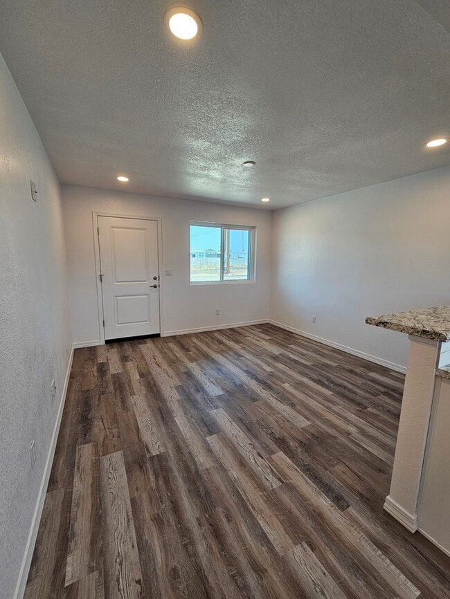 Foto del edificio - Completely Updated 1 bed 1 bath with yard