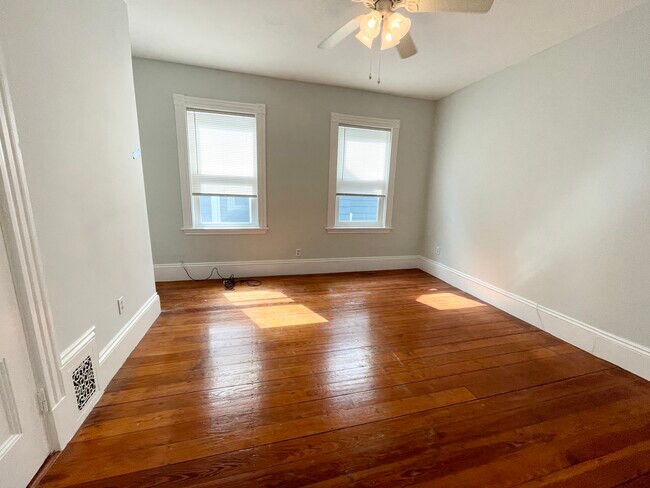 Building Photo - 67 Roseclair St