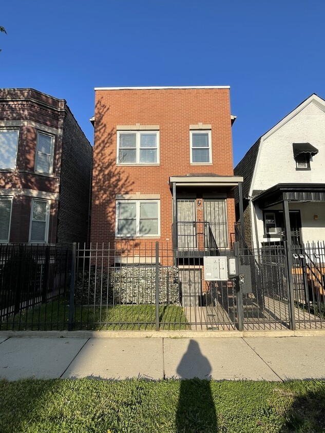 Primary Photo - 6823 S Dorchester Ave