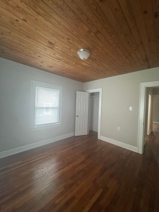 Building Photo - Cute two bedroom house with hardwood floor...