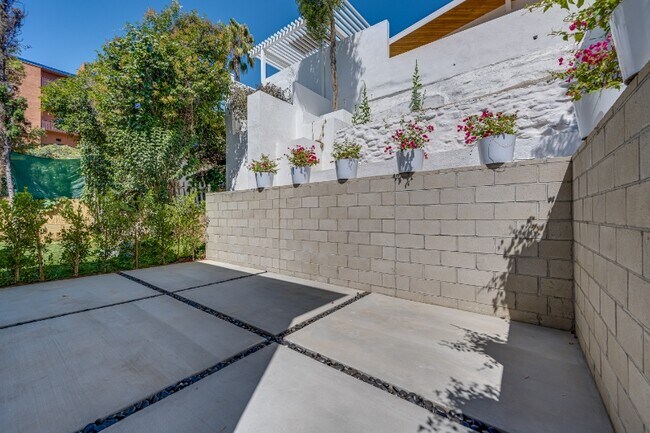 Foto del edificio - 2611 Hyperion Ave