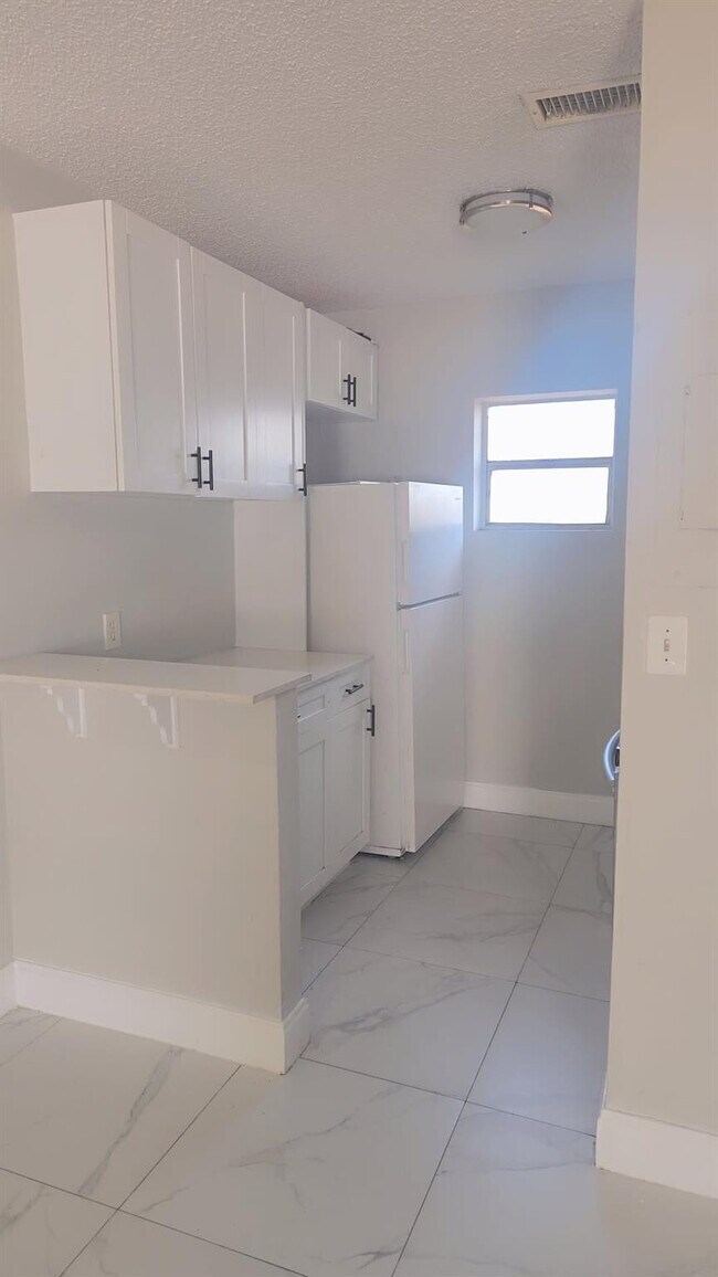 Building Photo - 616 NW 5th Ave