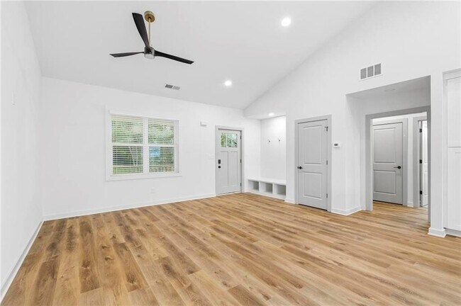 Foto del edificio - 128 Hilltop Dr SW