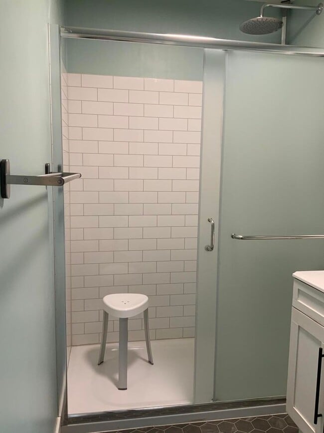 Building Photo - 2 Bed - 1 Bath - Pet Friendly