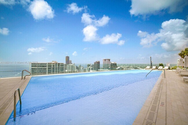 Foto del edificio - 300 S Biscayne Blvd