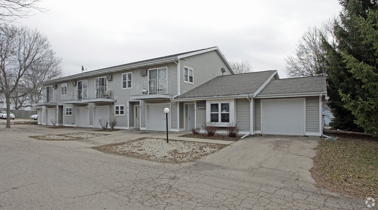 Primary Photo - West Side 1 Bedroom Apartments!