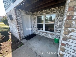 Building Photo - 601 E Oak St