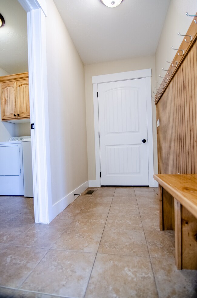 Building Photo - 4289 Daytona Cir
