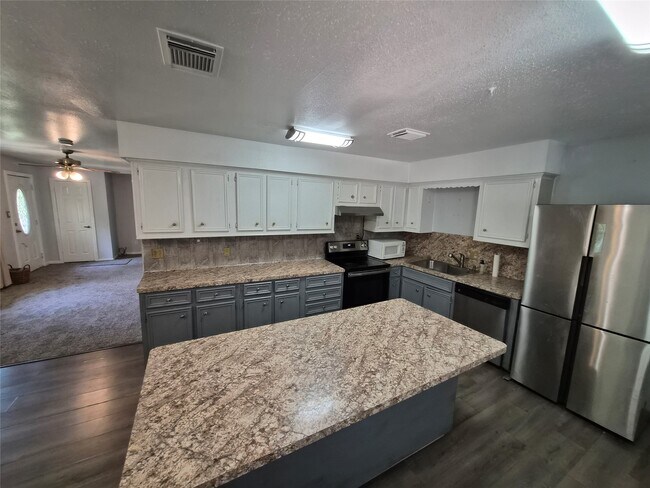 Foto del edificio - 12335 Roy Rd