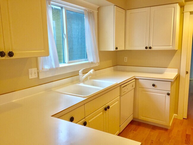 Building Photo - Great Townhouse in Sellwood!