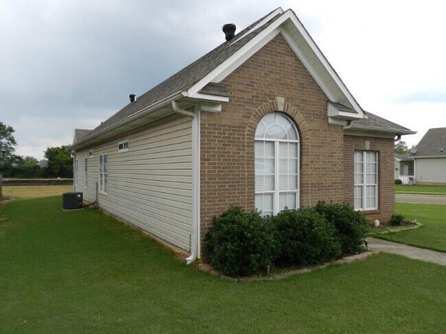 Building Photo - FOR RENT