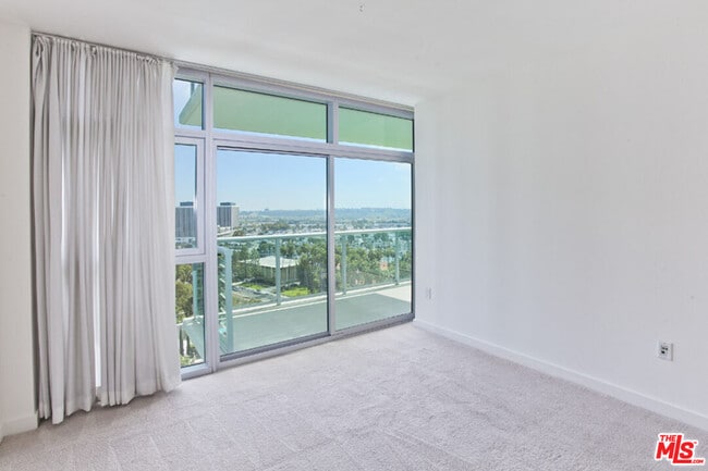 Foto del edificio - 13700 Marina Pointe Dr