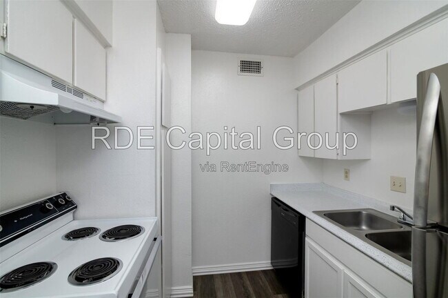Foto del edificio - 7060 Glenview Dr