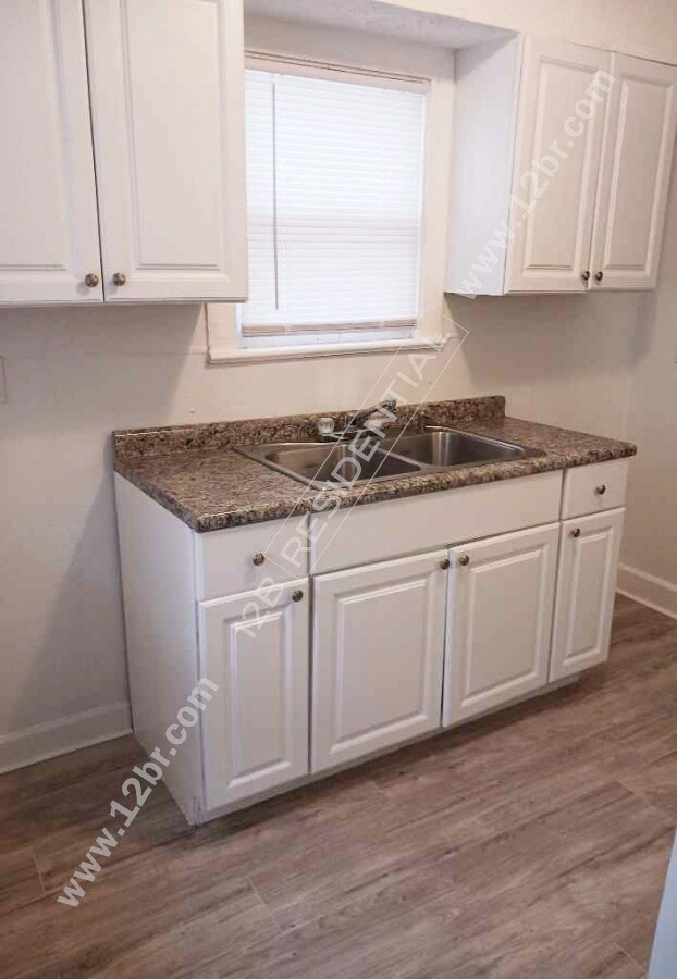 Building Photo - 3-Bedroom Home Near Garon Park and Pin Pin...