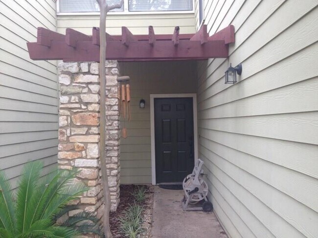 Foto del edificio - 512 Eberhart Ln