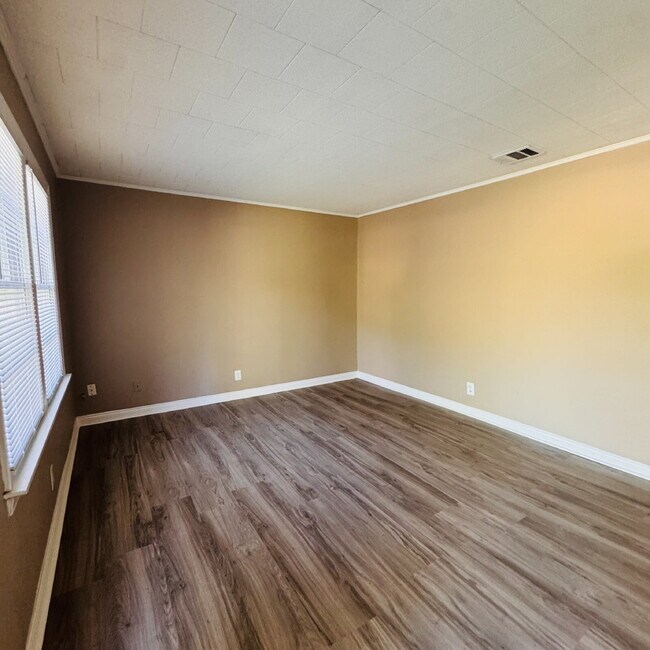 Foto del edificio - Spacious 3-Bed Retreat with Scenic Backyard located in Nederland, TX!
