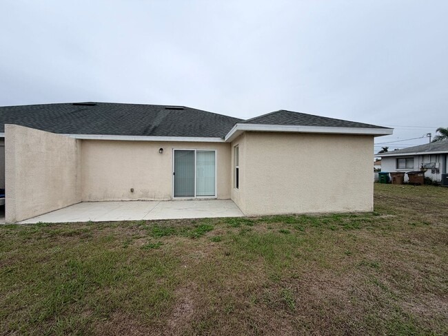 Foto del edificio - Centrally Located 3 Bedroom 2 Bath 1 Car Garage Duplex- Lawn service and washer and dryer is incl...